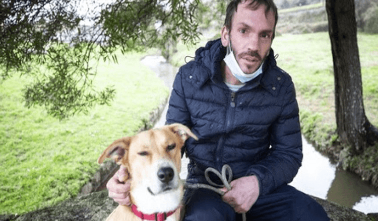 Ein kranker Obdachloser weigert sich, seinen Hund gegen eine Unterkunft in einem Tierheim einzutauschen